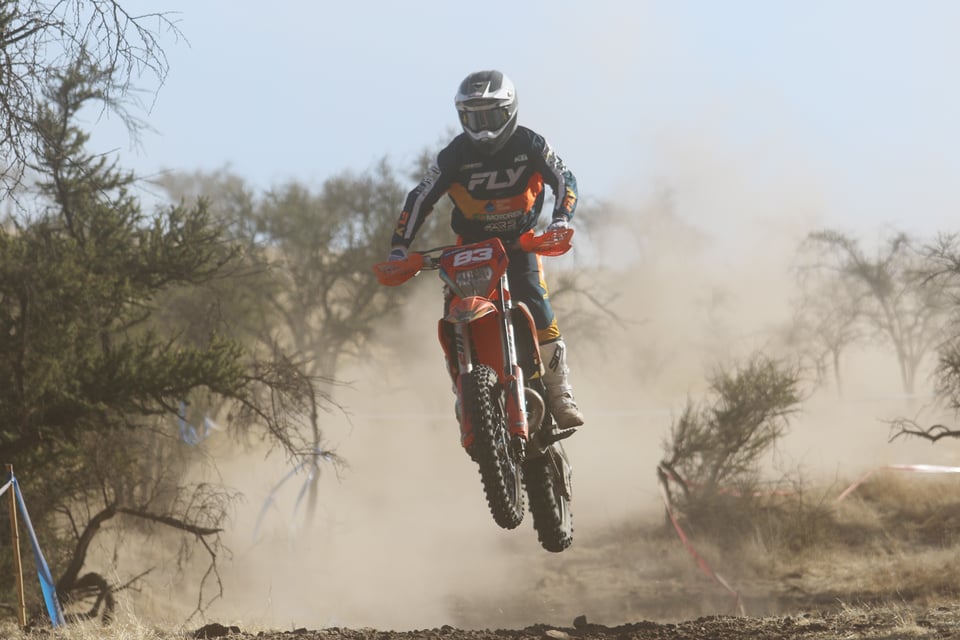Herrera cambia la moto de rally por la de enduro y gana las dos carreras del enduro FIM en Full Wheels